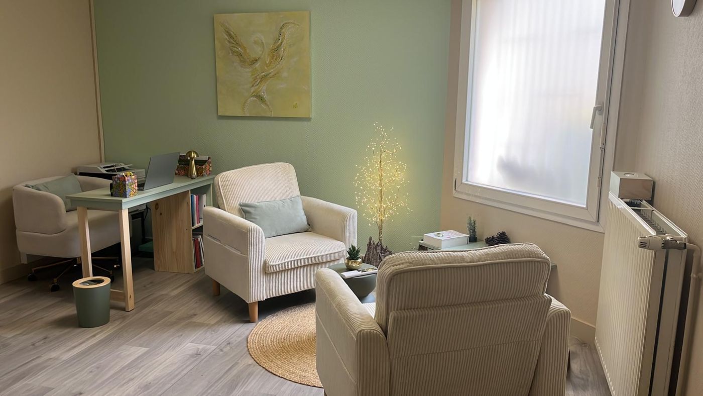 Le cabinet de naturopathie de Carole BOYER à Angoulême : fauteuils en velours côtelé, murs vert sauge et lumière douce